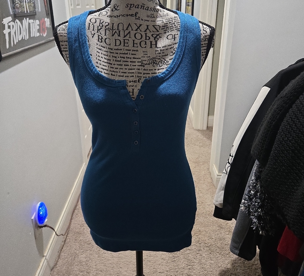 Active Basic Fitted Buttoned Tank Tops - image 1